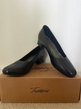 Trotters Black Leather Low Block Heel Pumps, Never Worn